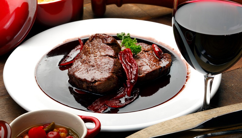 Rinderbraten mit Rotwein: Rezept für den klassischen Sonntagsbraten