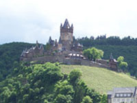 Die Burg Cochem an der Mosel sollten Sie auf Ihrer Weinreise nicht auslassen.