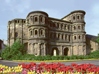 Die Porta Nigra in Trier an der Mosel stammt noch aus der Römerzeit.