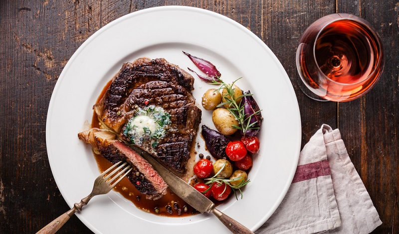 Ein perfekt gebratenes Stück Fleisch mit einer delikaten Rotweinsauce.(#1)