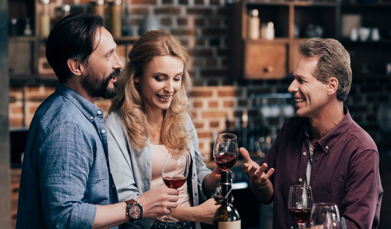 Vor dem Kochen am besten den passenden Rotwein testen. Er ist die Basis guter Saucen. (#3)