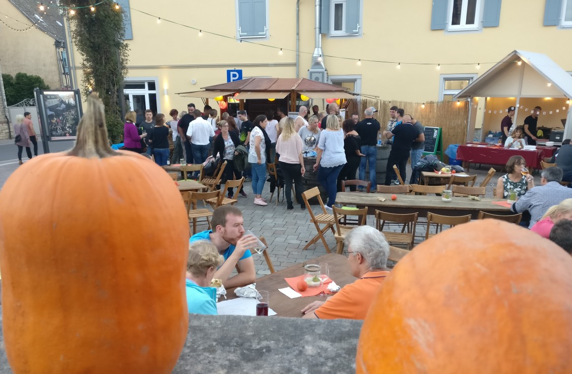 Hier auf dem Johannishof an der Langgasse begann das Fest des jungen Weins. Viele andere Weingüter und Höfe hatten ebenfalls ihre Tore geöffnet.