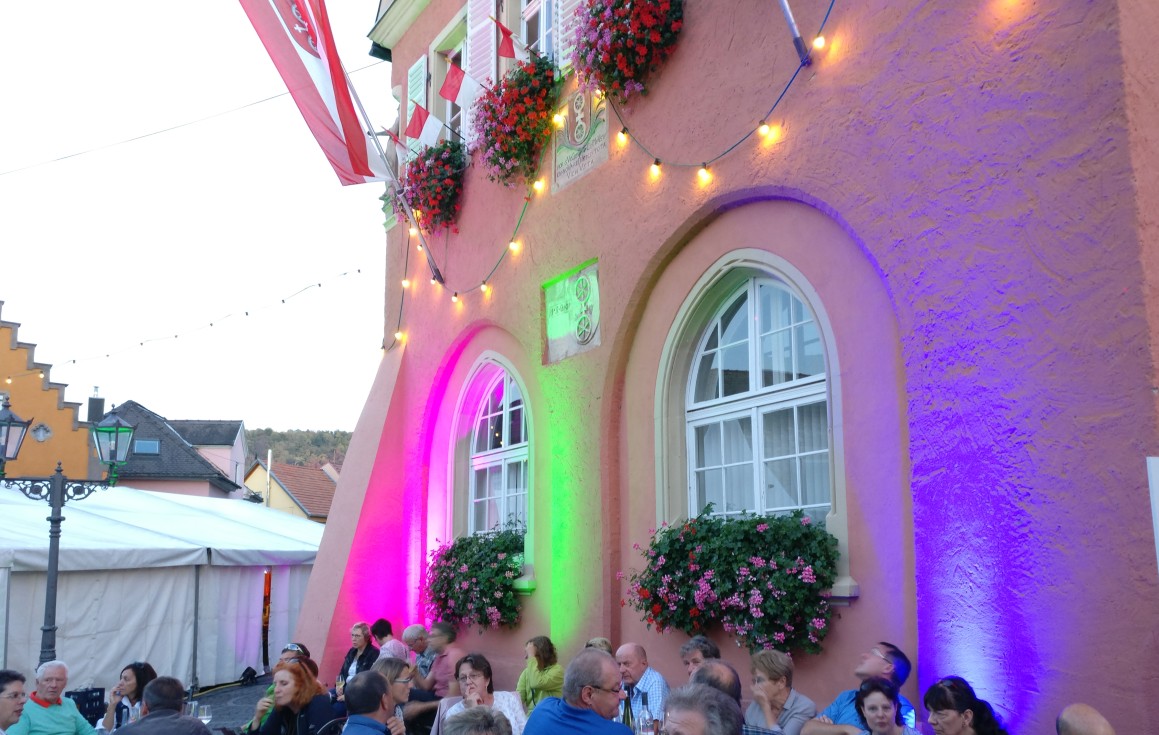 Die Wände des alten Rathaues am Marktplatz waren farbig illuminiert.