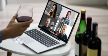 Online Weinprobe: Zu Hause die besten Weine entdecken ( Foto: Shutterstock- Andrey_Popov )