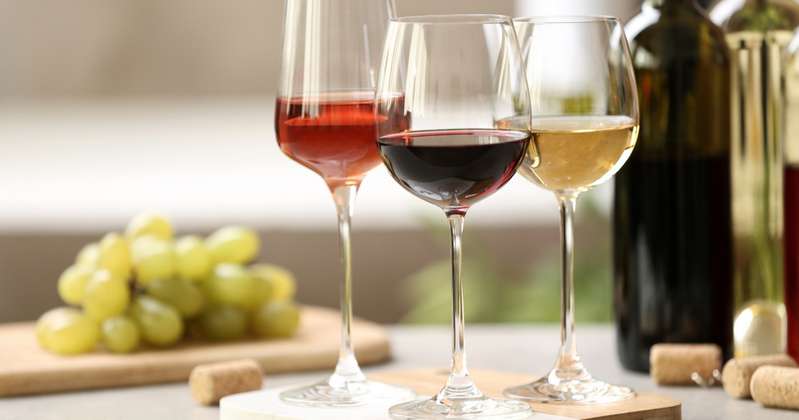 Viele Weinfreunde sind der Meinung, dass Rotwein die bessere Alternative und deutlich gesünder sein. Wirklich wissenschaftlich belegen lässt sich dies aber nicht. ( Foto: Shutterstock- New Africa )