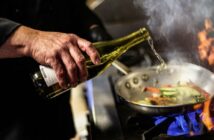 Wein zum Kochen verwenden: Die besten Tipps für leckere Weinsoßen (Foto: AdobeStock - 325890734 Camela)