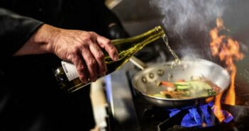 Wein zum Kochen verwenden: Die besten Tipps für leckere Weinsoßen (Foto: AdobeStock - 325890734 Camela)