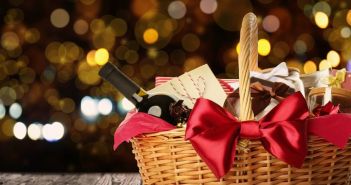 Vielfältige Weißweine für das perfekte Weihnachtsessen - Gero von Randows (Foto: AdobeStock 401323489 New Africa)